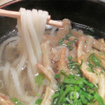 大助うどん - 優等生的なモチヤワ博多うどん。
      ごぼう天の量も多いし、全体量もまずまずで、単品でも満足感の高いごぼ天うどんです。