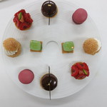 ロオジエ - プレデセール　シュークリーム　フランボワーズのタルト　チョコタルト　マカロン　青リンゴのゼリー　