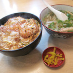 大助うどん - カツ丼セット810円。
      カツ丼とミニうどんのセットです。
      うどんを食べない場合は100円引きになります。
      