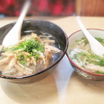 大助うどん - セットのミニうどん。
      単品のごぼ天うどんと比べたら、こんな感じ。
      澄まし汁感覚と言ってしまうには、かなり量が多いでしょう。
      ごぼ天も数本入っていますよ。
      