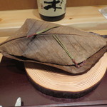 神保町 傳 - 朴葉で包まれていたのは・・・