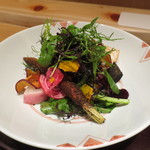 神保町 傳 - 今回の畑の様子。赤絵の器で。