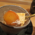 神保町 傳 - 中には果汁で炊いたリンゴが。