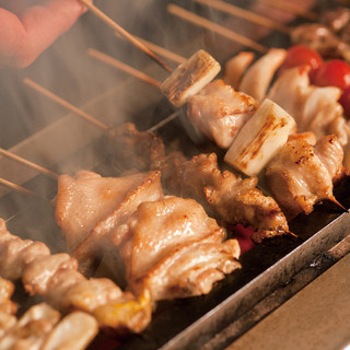 Charcoal-grilled yakitori that is carefully grilled one by one! !