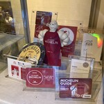 香川 一福 - 2017、2018年のミシュランガイドの楯と百名店の楯。