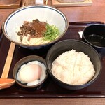 香川 一福 - 汁なし坦々うどん→温泉卵・追い飯付き。
