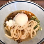 香川 一福 - 汁なし坦々うどん→温泉卵を入れたところ。