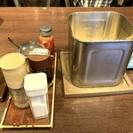 香川 一福 - テーブルセット。