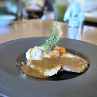 グランカフェ - 三元豚のステーキ　ディアブルソースを・・豚肉はボリュームがありますね。 ディアブル（悪魔風）ソースとは、デミグラスソースをベースにして赤唐辛子を加えたソース。