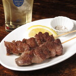 クラフトビールとフィッシュ&チップス パブリックハウス ホサンナ - 黒毛和牛の切り落としステーキの串焼きです