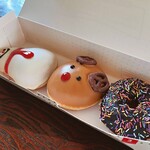 クリスピー・クリーム・ドーナツ - 料理写真:左から、チョコレートスノーマン、キャラメルトナカイ、チョコスプリンクル