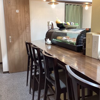 入ってすぐ右に！