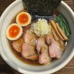 櫻井中華そば店 - 特製中華そば醤油1,300円。ビジュアル美し、味良し。