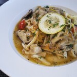 ラ ビストリア - 鶏肉とキノコの白ワイン煮込みソースレモン風味リングイネ。