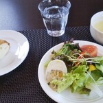 ラ ビストリア - サラダ、フォカッチャ、ポタージュ、水。