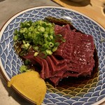 炭火焼 ゆうじ - 色。。。この見た目通り旨い。たまり醤油かな。。九州の醤油かな。。。不明。ハツ刺し美味過ぎる