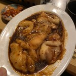 炭火焼 ゆうじ - 連続で畳み掛けてくる。シロメシも止まらないのを止める。ホルモンの脂を焼酎で流し込む