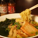 Izakaya Bankiri Sakaba - おでんの出汁でつくる「おでん出汁ラーメン」　おでん、お造りに次ぐ人気のラーメンは〆の一杯に是非