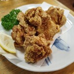 大衆割烹 出羽 - 鶏の唐揚げ825円