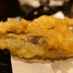 Mawashizushi Katsu Katsu Midori - メザシの天ぷら。衣が厚くてカリカリ。ツマミとしては良かった。