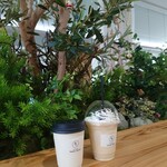 Cafe terrace Sunny Stand - クリスマスをひっそりと感じさせる小さな飾りの前で。