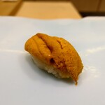 鮨 なんば - 雲丹(北海道福島町) 振り掛けられた塩でソルティーにいただく