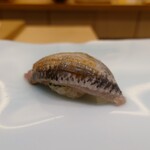 鮨 なんば - 脂の乗ったジューシー鰯 ネタとシャリの間には芽葱