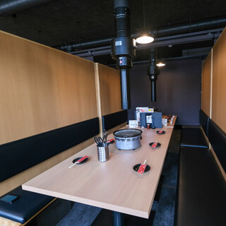 [Near the station] All seats are semi-private rooms ◎ The wood-grained space welcomes large groups.