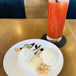 Cafe ABSINTHE - トマトジュース＆チーズケーキ