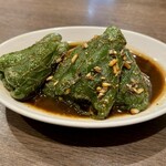 四川 郷土菜 シャンバァロウ - 皮蛋とピーマンの黒酢炒め 660円