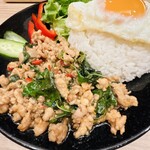 Bai gapao - 鶏肉ガパオ930円。