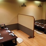 Kushiyaki Sumiro Hanzou - 広々としており、あたたかみのある空間。ゆったりとしたお席でお食事をお楽しみいただけます。団体様もOK！