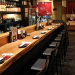 Kushiyaki Sumiro Hanzou - 大人の雰囲気漂うカウンターで、まったりお酒を飲みながらのお食事もおすすめです。