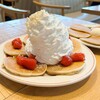 エッグスンシングス - パンケーキ（ストロベリー、ホイップクリームとマカダミアナッツ）…税込1507円