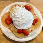 228335074 - パンケーキ（ストロベリー、ホイップクリームとマカダミアナッツ）…税込1507円