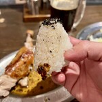 骨付鳥 一鶴 - むすびは骨付鳥から出たタレにつけて。