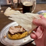 骨付鳥 一鶴 - ザク切りのキャベツも美味しい。