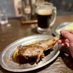 骨付鳥 一鶴 - 手で持ってかぶりつきます。