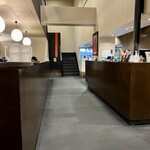 骨付鳥 一鶴 - 店内。