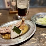 骨付鳥 一鶴 - 鶏油ダレにドボン。