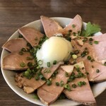 お米とお肉のお店 一源 - 気まぐれ丼　チャーシュー丼　チャーシューはおつまみに合いそうな仕立てなので、ご飯とは正直あわなかった…。