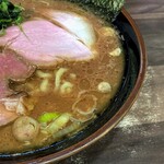 神田ラーメン わいず - 濃いけど、見た目よりしょっぱくないスープ。