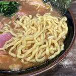 神田ラーメン わいず - 三河屋製麺の特注縮れ麺。