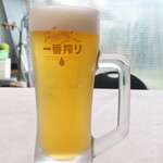 ごっちゃん - キリン一番搾り（￥500）。沼津港のはずれで、昼飲み・外飲みの快感が味わえる♪