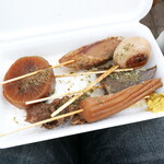 ごっちゃん - イベント時は、発泡スチロール容器で提供。普段もそうだが、串に刺さっているので食べやすい