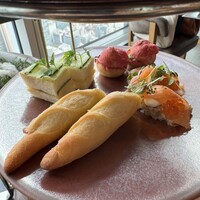 ザ タヴァン グリル＆ラウンジ - 