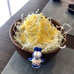 カツレツ Avanti - キャベツのドレッシング最高。やけど、お椀から、キャベツがこぼれます。笑