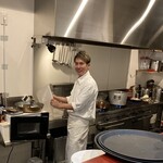 カツレツ Avanti - ピカピカ厨房に、ピカピカ店主さん。笑　　イケメンですね〜。