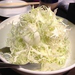 ホルモン在市 芝大門 - お通しのキャベツ