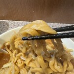 ラーメン 宮郎 - 見た目は平打ち麺｡口に含むと〝扁平なゴワ麺〟｡力強く暴れる｡ウマいわぁ｡好きだわぁ｡